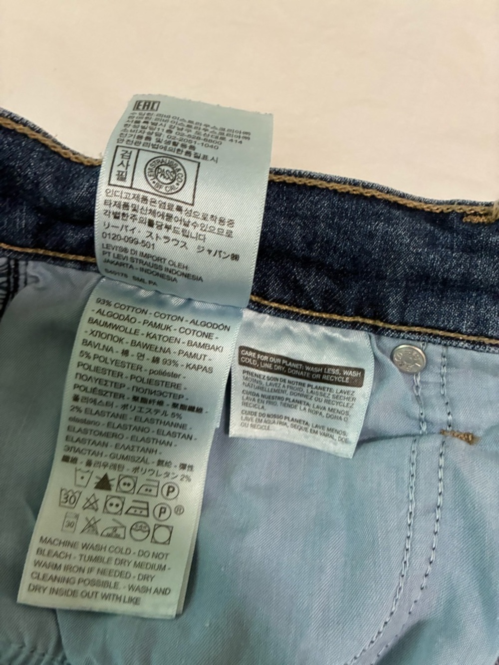 Levi's Women's Wide Leg Jeans in Indigo Blue with Tan Patch - Picture 2 of 7